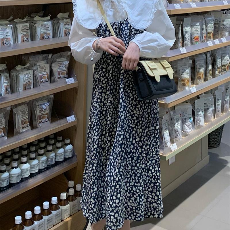 Set áo sơ mi cổ búp bê in hoa + đầm yếm dài trung bình cho nữ