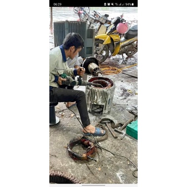 Đục chặt dây đồng.