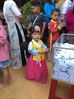 Hanbok cầu vòng bé gái