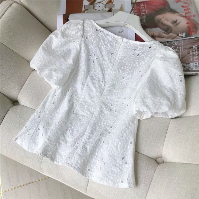 Áo thô hoạ tiết thêu nổi chỉ còn SIZE XS