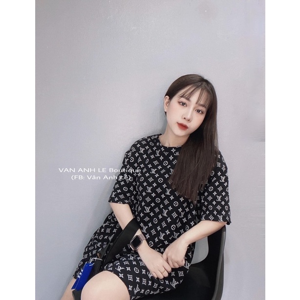 Áo phông chữ V L dập nổi