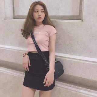 Áo croptop ôm tay ngắn thêu chữ