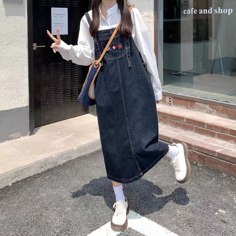 Set váy Yếm jeans thêu dâu tây dáng dài form rộng dày dặn và áo sơ mi trắng dài tay phong cách vintage