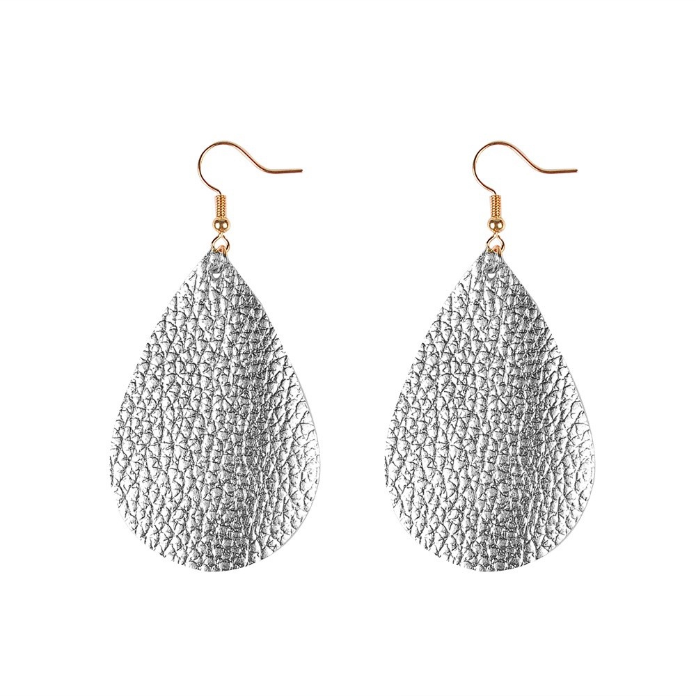 Hoa tai hợp kim phối da kiểu giọt nước với họa tiết da báo đầy cá tính