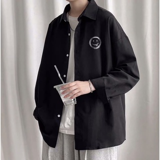 áo sơ mi dài tay màu đen lô gô mặt cười và áo sơ mi trắng dài tay lô gô mặt cười lè lưỡi