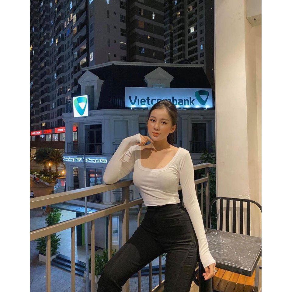 Áo croptop cổ vuông tay dài tối giản