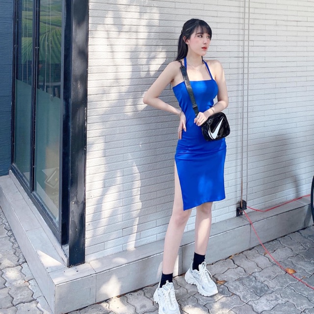 Đầm yếm xẻ tà