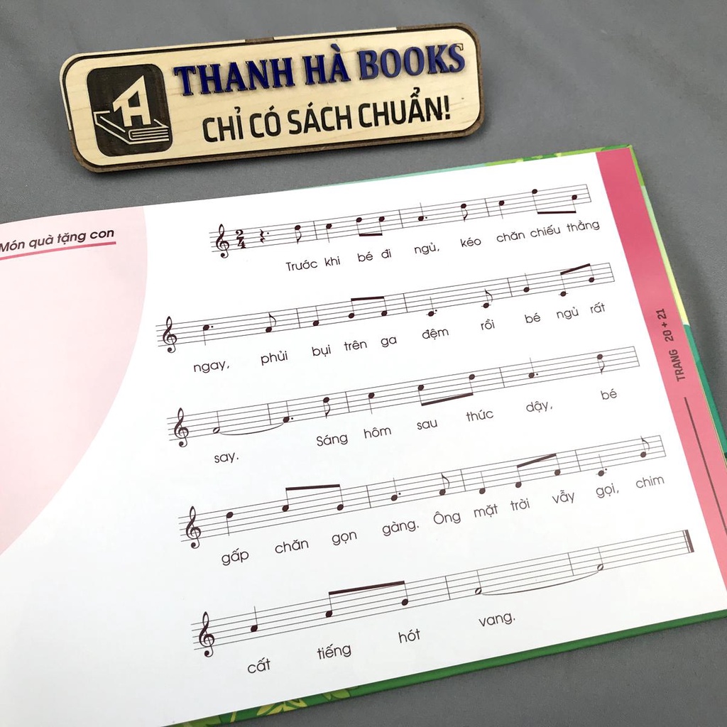 Sách - Món quà tặng con - 50 bài thơ+50 bài hát kèm QR code file nghe cho bé 2-8 tuổi - Nguyễn Mai Long (Quà cho con 2)