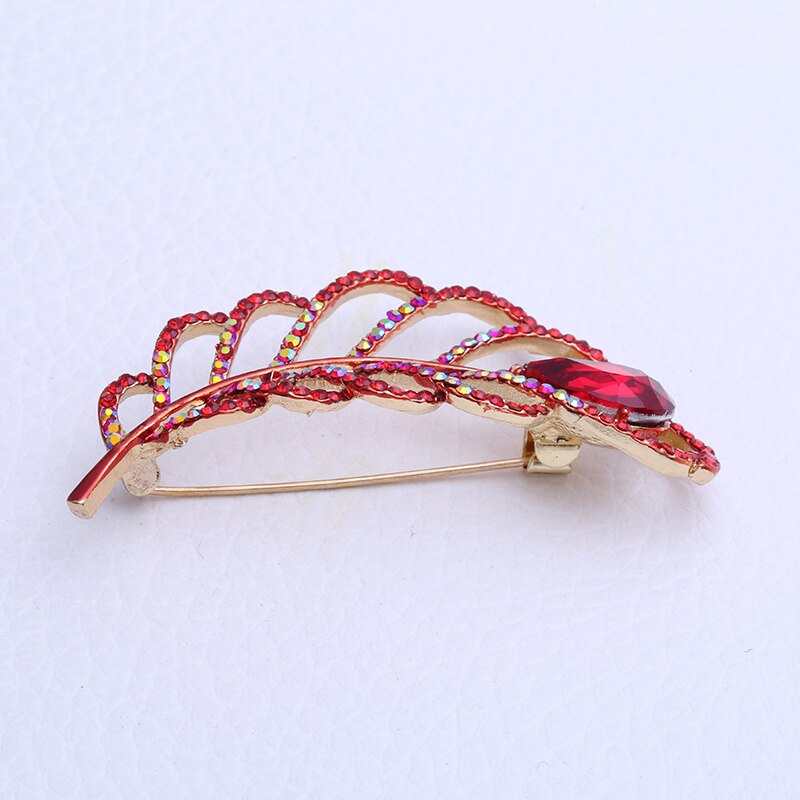 Ghim cài áo hình lông công đính pha lê tinh tế cho tiệc cưới