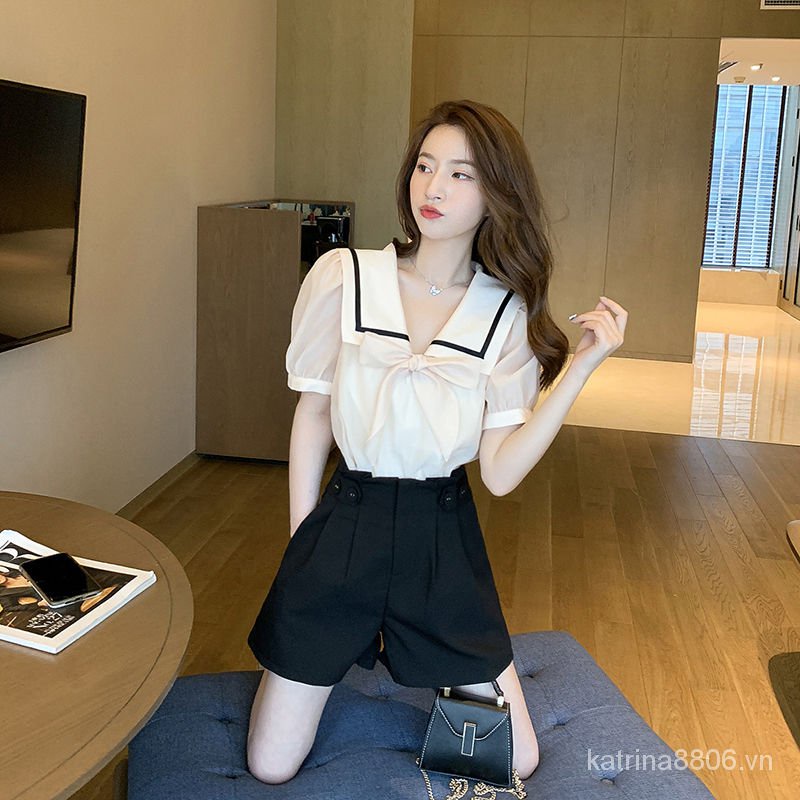 Bộ áo tay phồng cổ thủy thủ và quần short thời trang mùa hè mới lạ cho nữ