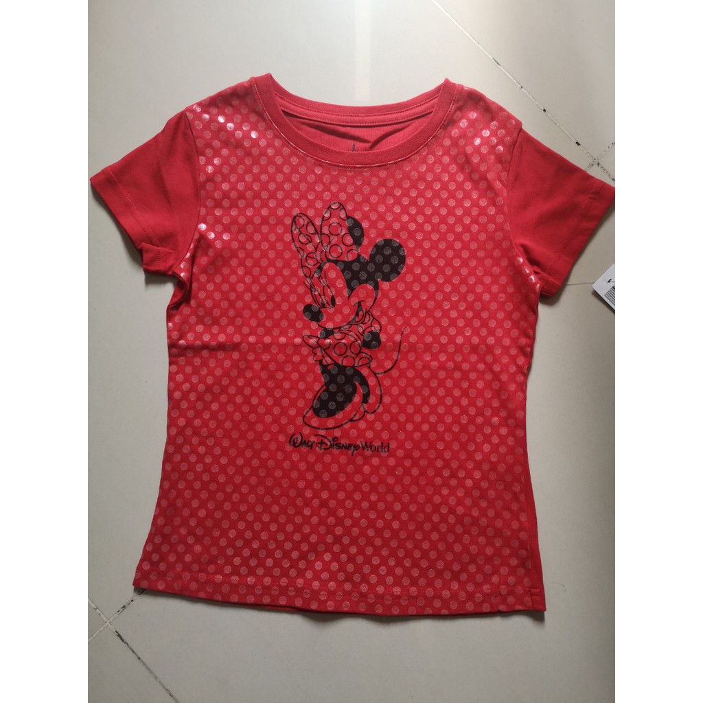 Áo thun cổ tròn đỏ in hình Minnie cho bé gái .