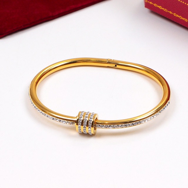 Vòng tay nữ titan ống tròn đính đá VT02
