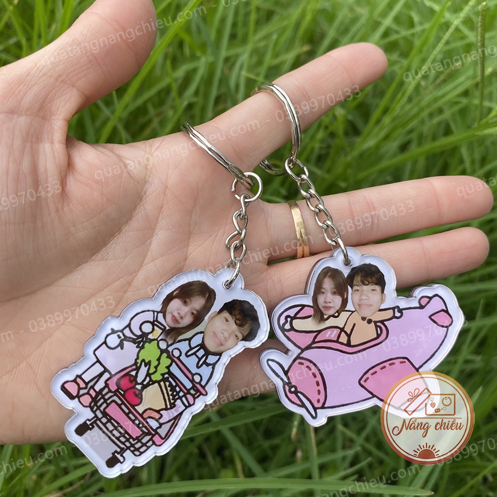 Móc khóa quà lưu niệm in hình chibi cute cặp đôi theo yêu cầu, Chất liệu mica sáng bóng và sắc nét