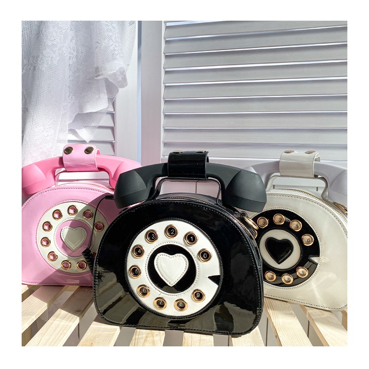 Túi đeo chéo độc lạ hình chiếc điện thoại bàn