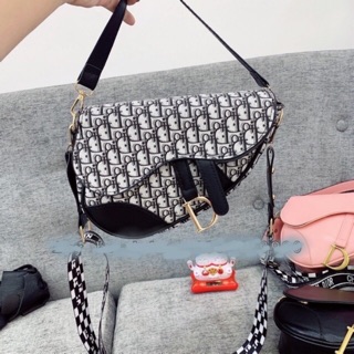 ,,túi đeo chéo thổ cẩm dio hot new 2020
