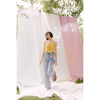 LIBÉ - Áo hai dây mảnh viền bèo trên nền vải crochet màu vàng sọc trắng