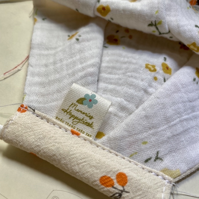 Khẩu trang vải linen lót vải xô muslin thêu hình cá voi