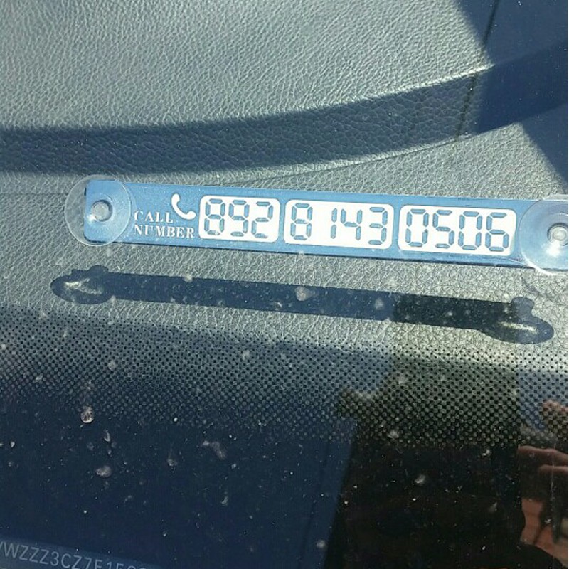 Bảng số điện thoại gắn táp lô ô tô khi đỗ xe