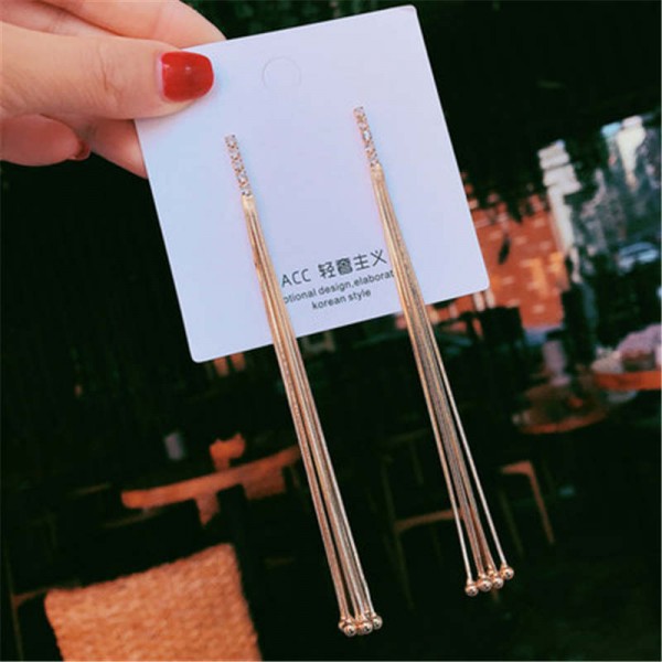 Hoa tai dáng dài phối tua rua thời trang phong cách Hàn Quốc