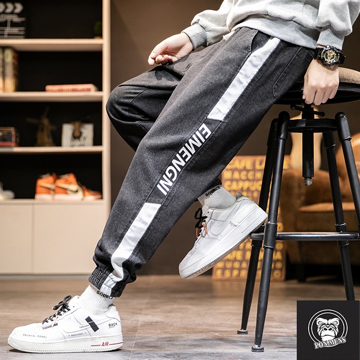 Quần jean jogger nam nữ bó gấu lưng chun chữ sọc phong cách Hàn Quốc hot trend 2020