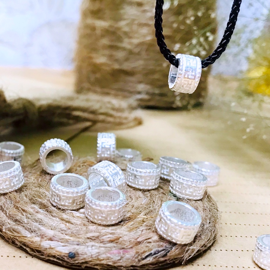 Charm bạc chặn khắc chữ vạn