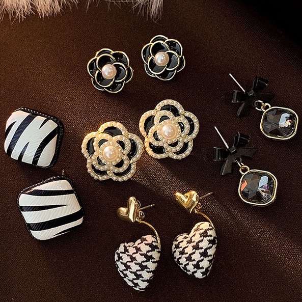 Bông Tai Đính Đá Ngọc Trai Đen Phong Cách Hàn Quốc Thời Trang Thu Đông