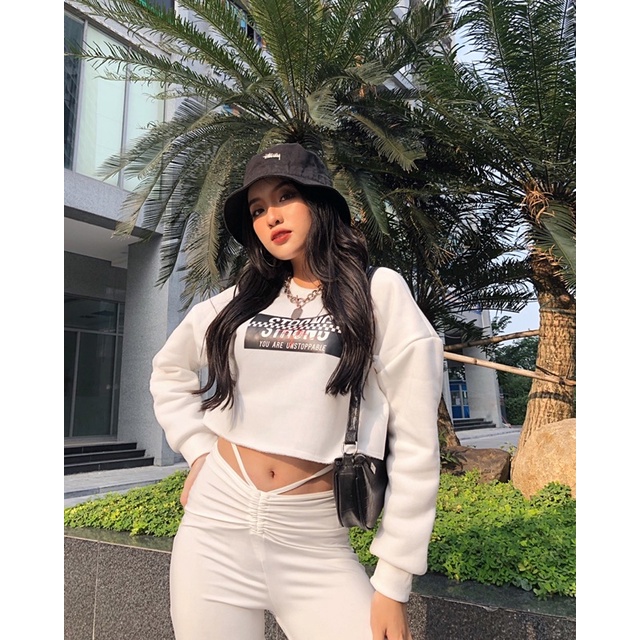 Áo nỉ croptop màu trắng in Strong (FFTW20W14SW)