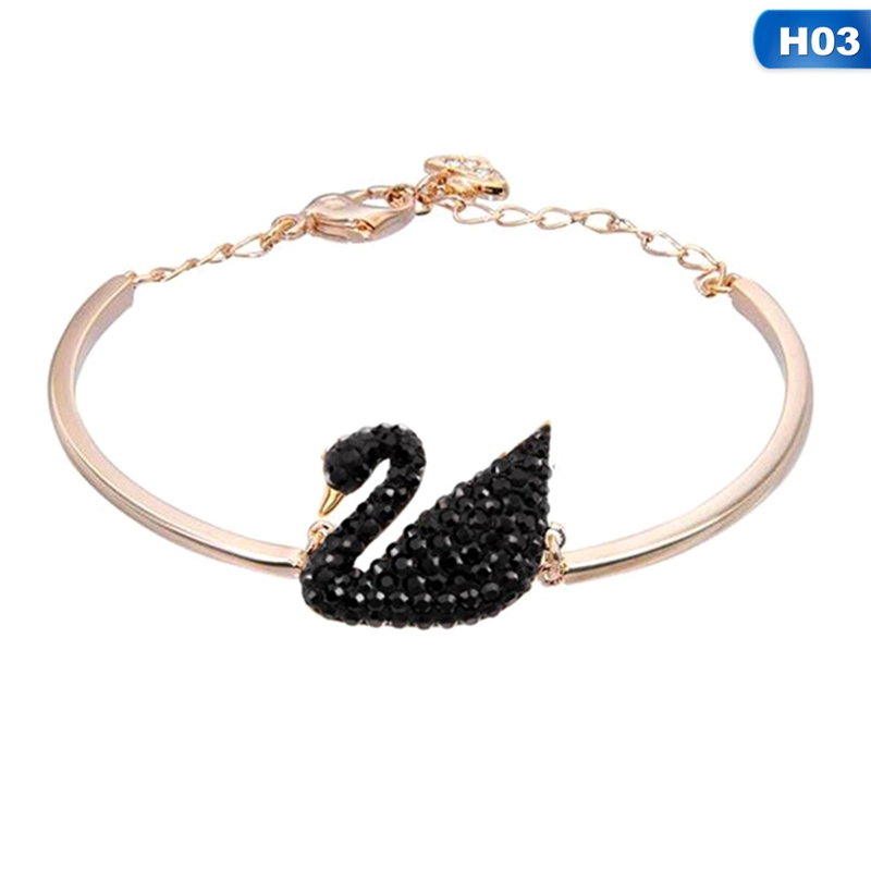 Vòng tay mạ bạc có mặt hình thiên nga đính đá zircon sang trọng