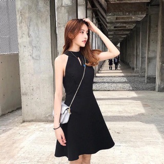 Đầm xoè cổ yếm