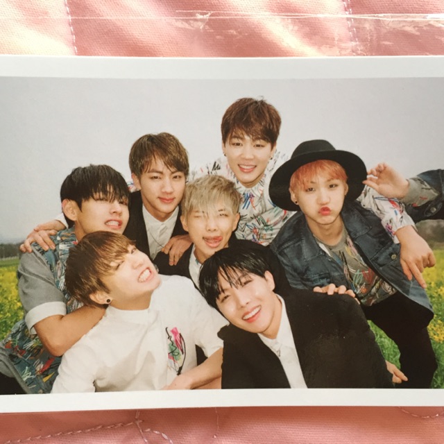 Ảnh nhóm trong album Hoa Dạng Niên Hoa phần 1 14cm x 9cm / Card Group Hyyh part 1 BTS