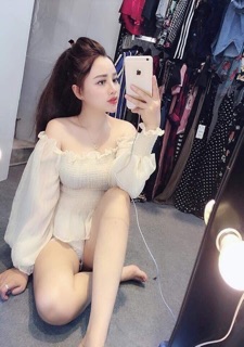 Áo lụa tay bồng trễ vai