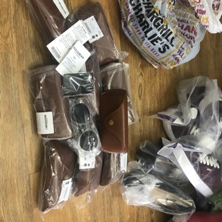 Kính pull&bear sale 85% còn full hộp thẻ khăn lau +2% phí shopee thu hăng le diem