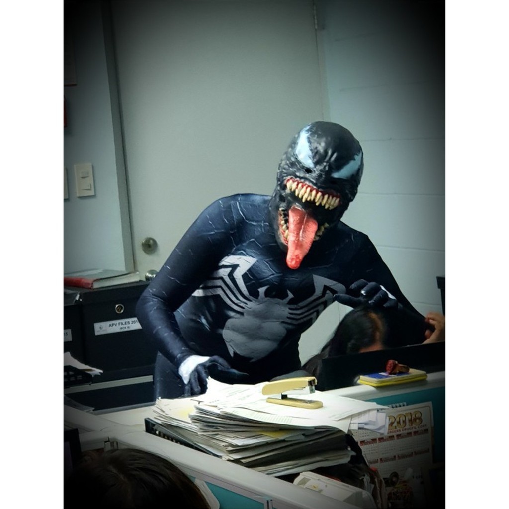 Mặt nạ hóa trang nhân vật phim Venom / người sắt dùng trong tiệc Halloween bàn sáng