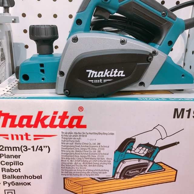 Máy bào gỗ 82mm Makita M1901B