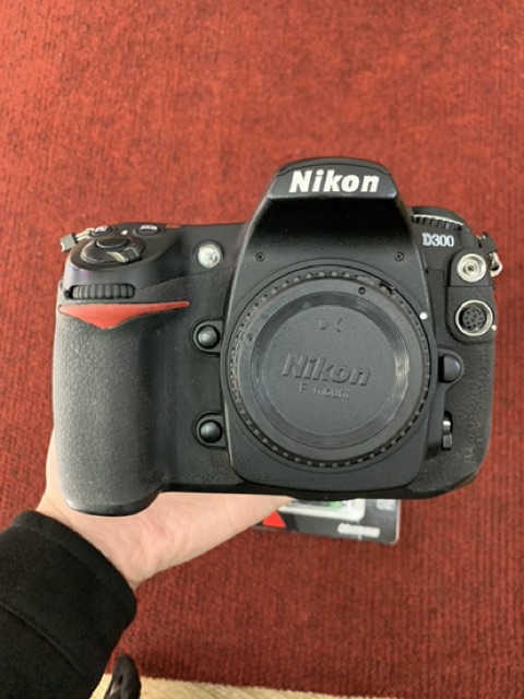 Máy ảnh Nikon D300 kèm ống Nikon 35-80Df4-5.6 mới 95%