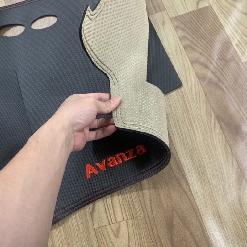 Thảm taplo da carbon xe Toyota Avanza 2022 2023 Màu đen, mặt dưới có chống trượt, chuẩn form xe