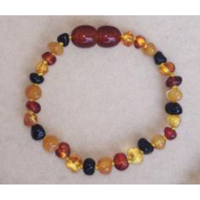 Vòng tay hổ phách cho bé