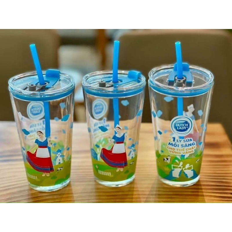 Ly thuỷ tinh có nắp kèm ống hút. Hàng KM sữa cô gái hà lan