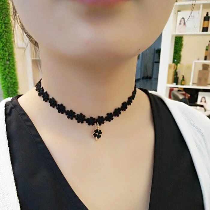 Vòng Cổ Choker Màu Đen Mặt Cỏ Ba Lá