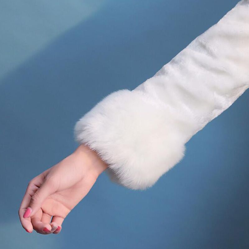 Áo choàng bằng lông dày phối quả banh lông hở phía trước thời trang mùa đông cho cô dâu