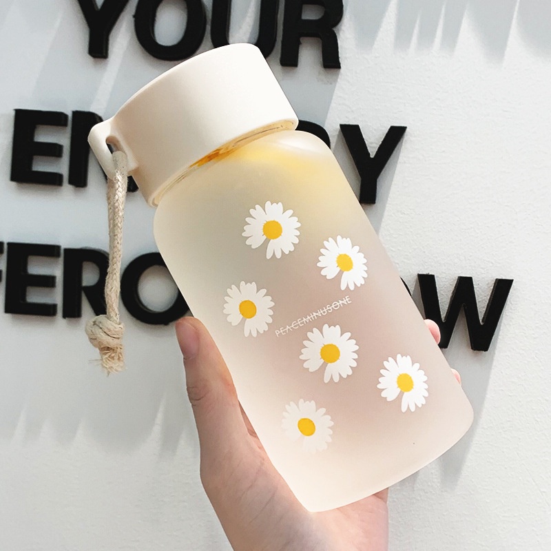 Bình Nước 500ml Bằng Nhựa Trong Suốt Không BPA In Hình Hoa Cúc Có Dây Đeo Tiện Dụng
