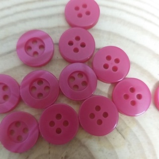 Nút nhựa 4 lỗ  , size 1.2cm. (20 nút /5k)