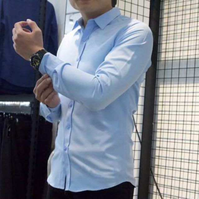 Sơ mi nam dài tay màu xanh dương nhạt. Form ôm body Hàn Quốc