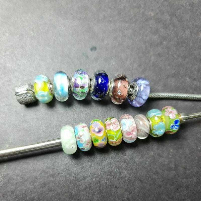 Charm thủy tinh hoa, thủy tinh màu xỏ vòng.