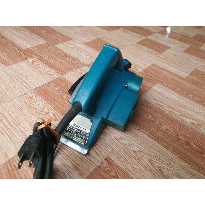 Bào gỗ Makita 1900B xài điện 100 volt , lưỡi 82mm