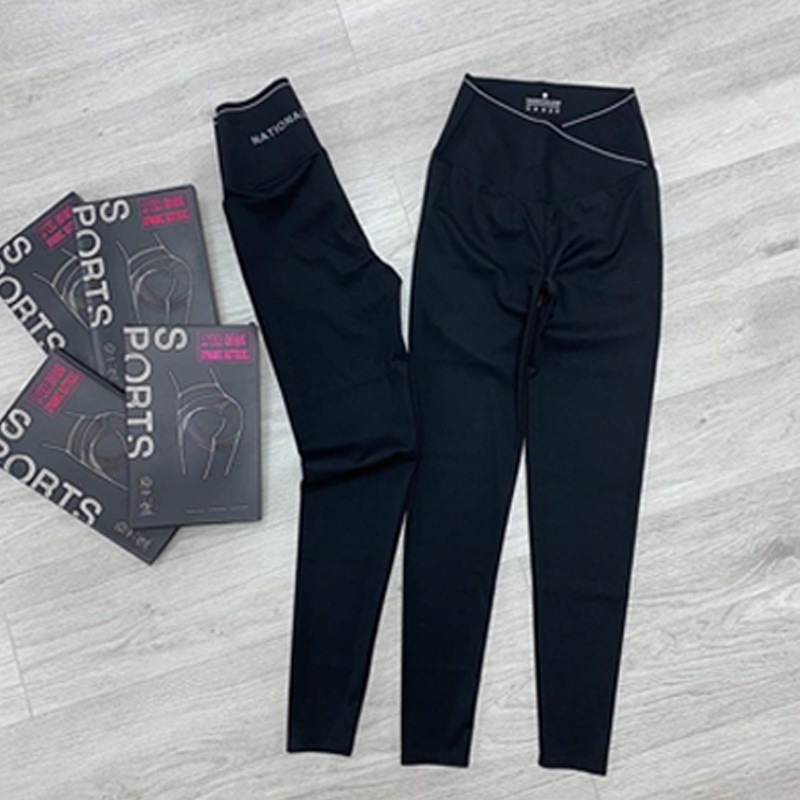 Quần legging nữ cạp cao dài vải Umi co giãnviền sọc kẻ trắng vạt chéo gen bụng nâng mông màu đen mặc tập gym ở nhà đẹp