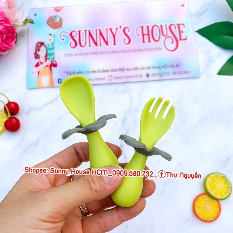 Bộ thìa nĩa cao cấp cho bé tập xúc có nút chặn hình hoa kèm hộp