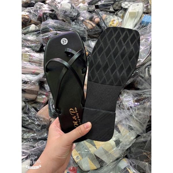 Dép kẹp 3 dây chéo nền nhám đầu vuông có 1 màu.