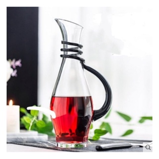 Decanter dáng cao có tay cầm viền đen. Bình thở rượu vang