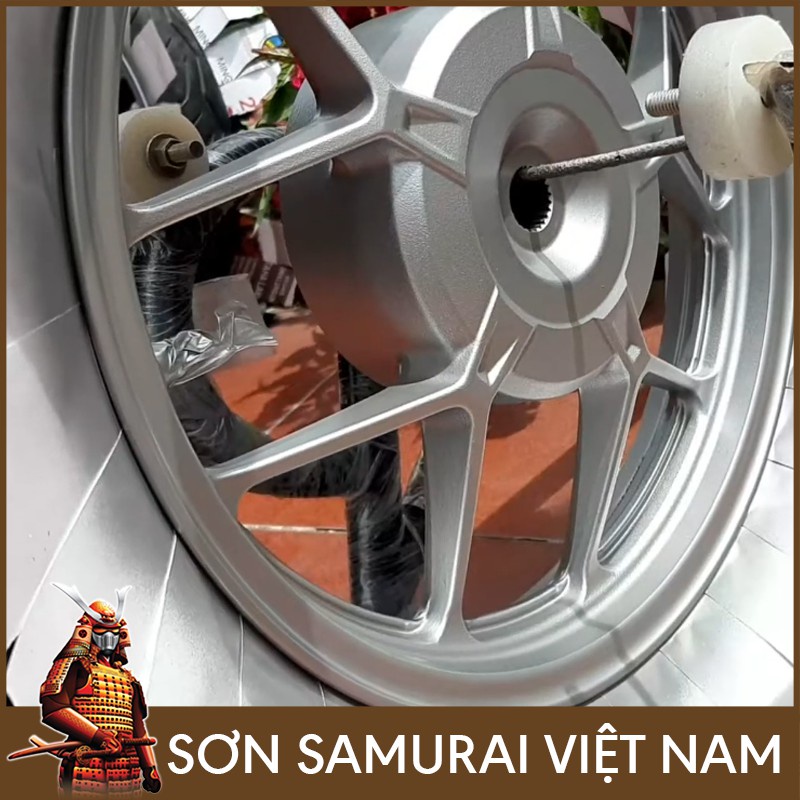 Sơn Samurai H111 màu bạc sáng chính hãng, sơn xịt dàn áo xe máy chịu nhiệt, chống nứt nẻ, kháng xăng